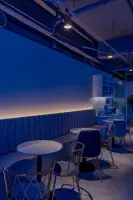 블루 벨벳과 골드가 어우러진 감각적 라운지 좌석